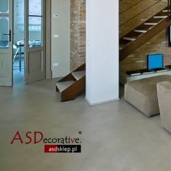 podłoga z mikrocementu w mieszkaniu 1/4 - 01_salon_1_mikrocement_1_4_2x_base_1x_medium_1xfino_wm.jpg