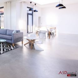 podłoga z mikrocementu w salonie 1/4 - 02_salon_2_mikrocement_1_4_2xbase_1xmedium_1xfino_wm.jpg