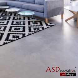 podłoga z mikrocementu w salonie 1/4 - 03_salon_2_mikrocement_1_4_2xbase_1xmedium_1xfino_wm.jpg