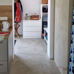 perłowy piasek medium - mikrocement_podloga_03_wm.jpg